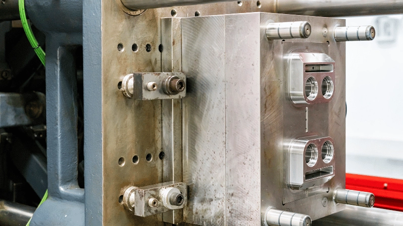 Closing the mold tightly