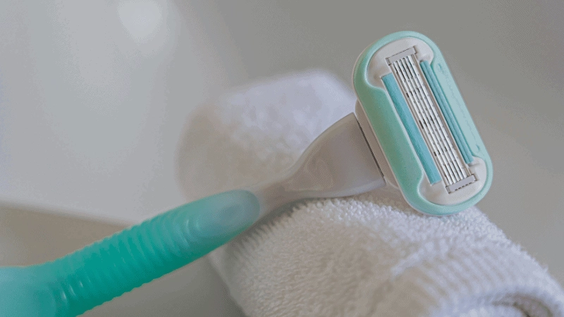 razor handle made by rubber overmolding