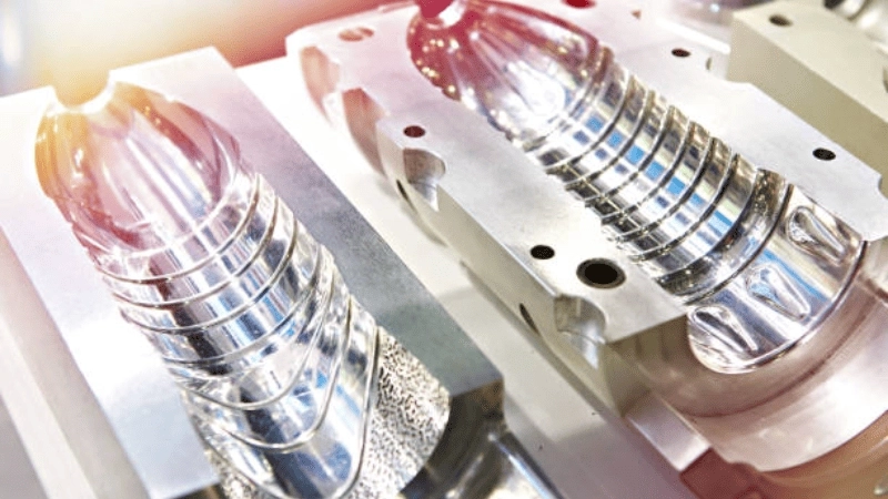 molds for manufacturing plastic parts with metallic threads