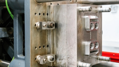 إغلاق القالب بإحكام