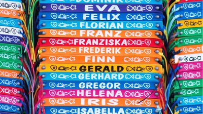 Pulseras rellenas en relieve