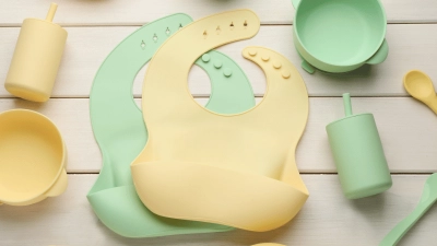 مريلة سيليكون للأطفال وبعض الأوعية