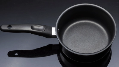 Mango de olla fabricado mediante moldeo por inyección termoestable.