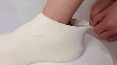 pfirsichfarbener Überschuh aus gestrecktem Silikon mit hervorragender Elastizität