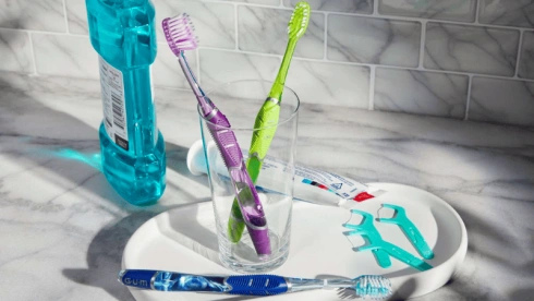 cepillos de dientes con empuñaduras de goma